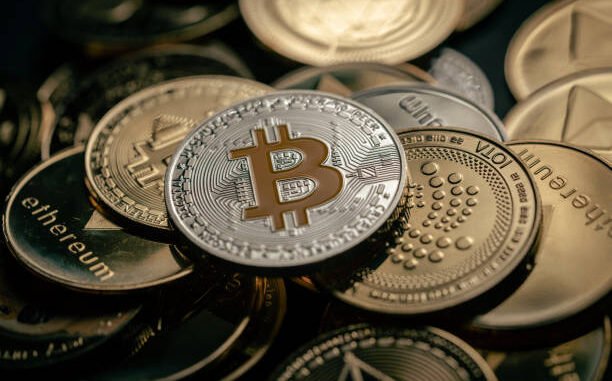 Institutions Exit Bitcoin In Large Tranches, Ethereum, Solana And XRP Bitcoin